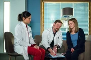 Rebecca Krieger und Dr. Marc Lindner klären Leni Fichtner über die Risiken der Operation auf.