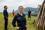 Marie (Christine Eixenberger, 2. v. r.) und Peter (Stephan Luca, l.) inspizieren das Johannifeuer – doch weist das Event einige Sicherheitsrisiken auf, bei deren Verbesserung sich der Veranstalter Hacki (Adrian Spielbauer, r.) querstellt.