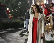 Ein Geist der glaubt, Santa Claus zu sein, hält Melinda (Jennifer Love Hewitt) auf Trab ...