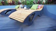 Chris Lambton und Chris Grundy verwandeln einen öden Garten in Florida in ein Urlaubsparadies - mit zweistufiger Terrasse und gemütlichen Liegestühlen, einem Beachvolleyball-Feld und einem Gästehaus in luftiger Höhe. Das Baumhaus inmitten von Palmen wird zu einem einzigartigen Gästezimmer mit Scheitholz-Themenwand und Wandregal sowie einer Ausziehcouch.