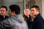 Kelly Severide (Taylor Kinney, l.), Otis (Yuri Sardarov, 2.v.l.) und Matthew Chasey (Jesse Spencer, r.) greifen ein, als es für Benny Severide (Treat Williams) gefährlich wird.