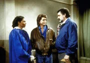 Die Pastorin Ellie Livingston (Rosalind Cash, l.) will Gabe bei sich aufnehmen, teilt Jonathan (Michael Landon, M.) und Mark (Victor French, r.) allerdings auch ihre Bedingungen mit.