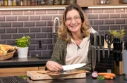 Messer und Schneidebretter dürfen in keiner Küche fehlen. Aber wie viel muss man wirklich für gute Küchenutensilien investieren? Yvonne Willicks hat die Antwort.