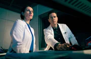 Dr. Maria Weber (Annett Renneberg) und Dr. Philipp Brentano (Thomas Koch) finden bei ihrem Patienten Finn Handke Auffälligkeiten an der Wirbelsäule.