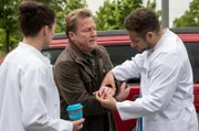 Herbert Kupfer (Rainer Wöss, M.) kommt mit einer verletzten Hand ins JTK, denn sein Pony Anke hat ihn getreten, als er es zum Einschläfern bringen wollte. Oberarzt Dr. Matteo Moreau (Mike Adler, r.) nimmt sich des komplizierten Handbruchs an, Assistenzarzt Tom Zondek (Tilman Pörzgen, l.) hingegen soll sich um das Pony kümmern.