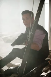 Muss schockiert dabei zusehen, wie die gefesselte Frau vor ihnen erschossen wird: Kevin (Seamus Dever) ...