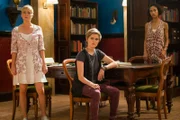Lily (Mia Milnes, l.), Imogen (Elizabeth Cullen, M.) und Ruksy (Rainbow Wedell, r.) beraten in der Bibliothek darüber, wie sie Kyra helfen können.