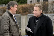 Ackermann (Johann Schuler) warnt Dr. Winter (Fritz Wepper) vor einem entflohenen Häftling, der durch ihn in die phsychatrische Sicherheitsverwarung eingewiesen wurde.