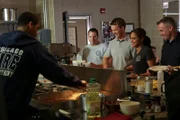Charlie Barnett als Peter Mills, Jesse Spencer als Matthew Casey, Monica Raymund als Gabriela Dawson, David Eigenberg als Christopher Herrmann.