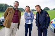 Mit Hilfe von Polizeihauptmeister Mohr (Max Müller, r.) verschaffen sich die Kommissare Stadler (Dieter Fischer, l.) und Winter (Vanessa Eckart, M.) einen ersten Eindruck vom Tatort.