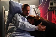 Jenny (Kaja Schmidt-Tychsen) hadert bei Richard (Silvan-Pierre Leirich) mit ihrer unerfüllten Liebe zu Ingo.