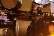 Die Kollegen lassen Mills (Charlie Barnett) ihren Neid spüren, als Severide sich für ihn einsetzt ...