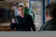 Lars (Ingo Naujoks, l.) hat das Handy des Toten gefunden. Er zeigt es Finn (Sven Martinek, r.).