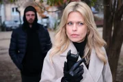 Patrizia (Miriam Lahnstein) will sich für zukünftige Angriffe wappnen.