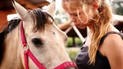Das Pony Missy kam aus einer schlechten Haltung und wurde von Finnja wieder aufgepäppelt.