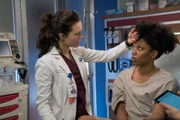 (l-r) Torrey DeVitto als Dr. Natalie Manning, Karen Aldridge als Dr. Kendra Perrington.
