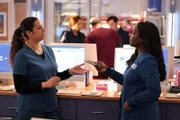 (l-r) Lorena Diaz als Nurse Doris, Marlyne Barrett als Maggie Lockwood