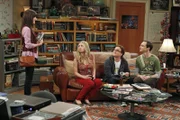 Während Penny (Kaley Cuoco, 2.v.l.) es nicht fassen kann, ist Leonard (Johnny Galecki, 2.v.r.) von Sheldons (Jim Parsons, r.) Assistentin Alex (Margo Harshman, l.) total begeistert ...