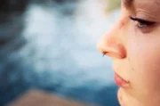 Emma erklärt, wie sich Liebeskummer bei ihr anfühlt und wie sie einen Umgang mit ihrem Schmerz gefunden hat.