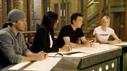 Das Leverage-Team (v.l.) Eliot (Christian Kane), Sophie (Gina Bellman), Nathan (Timothy Hutton) und Parker (Beth Riesgraf), bereitet sich auf einen neuen Auftrag vor: Ein Landschaftsgärtner wurde um sein gesamtes Vermögen gebracht. Das Team soll ihm helfen, sein Geld zurück zu bekommen.
