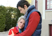 ARD STURM DER LIEBE FOLGE 1240, am Montag (07.02.11) um 15:10 Uhr im ERSTEN. Von der völlig aufgelösten Tanja (Judith Hildebrandt, l.) erfährt Jacob (Andreas Thiele, r.), dass Michael erblindet ist.
