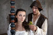 Nicht nur durch Blumen fühlen sich die Prinzessin (Paula Schramm) und der vermeintliche Gärtnerbursche (Laurence Rupp) verbunden.