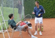 Nils (Florian Stadler, l.) gibt Goran (Saša Kekez, r.) eine Tennisstunde - schließlich macht es sich in Gorans Schauspielervita gut, wenn er verschiedene Sportarten beherrscht.