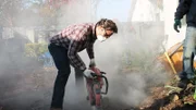 Der chaotische und volle Garten von Julia braucht eine neue Struktur. Matt Blashew und das Team nehmen es mit kaputten Gartenmöbeln und unebenen Pflastersteinen auf und verwandeln den Garten in eine Tiki-Bar mit Außenküche und üppigen Pflanzen für modernen Urban-Jungle-Flair.