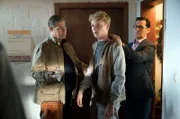 Als Leon (Bruno Alexander, M.) zu fliehen versucht, finden die Kommissare Finn (Sven Martinek, l.) und Lars (Ingo Naujoks, r.) den Schmuck der Ermordeten in seiner Tasche.