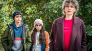 Hakim (Mads Albatros) und Jasina (Sophia Grande ) sind gespannt, wie Dr. Gernhard (Anna Schäfer) gleich reagiert.