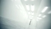 Die "White Rabbit Methode": Das Leverage-Team erschafft für die Traumillusion eine virtuelle Umgebung und mittels einer halluzinogenen Droge gaukelt es Charles Dodgson (Andrew Bowen) vor, er würde träumen.