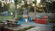 Der riesige Garten von Cory und Lauren aus Charleston, South Carolina, benötigt nach einer Überschwemmung dringend eine Generalüberholung. Der Garten-Retter übernimmt den Umbau und überrascht das Paar nach nur zwei Tagen mit einer Südstaaten-Oase - samt Kamin, Outdoor-Bar, zwei Terrassen und einem schwebenden Daybed.