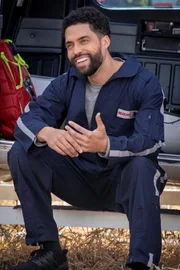 Henderson Wade als Dr. Loren Johnson