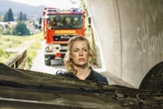 Marie (Christine Eixenberger) am Unfallort eines tragischen Unfalls mit Folgen.