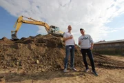 Warnemünde/Rostock/Wismar/Deutschland. Ausflug: Baggerfahren mit Hoteldirektor Chris Schädel und Küchenchef Jörn Schwab.