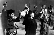 Polnisch-jüdische Widerstandsfrauen, gefangen genommen nach der Zerstörung des Warschauer Ghettos im Jahr 1943.