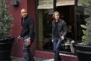 Der Kubaner Pena, ein verurteilter kubanischer Spion, soll gegen den US Navy Officer Brad Seymour ausgetauscht werden, doch dabei gelingt ihm die Flucht. Ein Wettlauf gegen die Zeit beginnt für Sam (LL Cool J, l.) und Deeks (Eric Christian Olsen, r.) ...