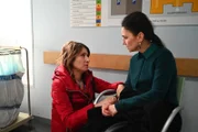 Daniela (Berrit Arnold, l.) schiebt in ihrer Sorge um Simone (Tatjana Clasing) eine kurze Irritation beiseite.