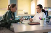 Dr. Lilly Phan (Mai Duong Kieu, re.) hat die Ursache für Dunya Celiks (Astrid Leberti, li.) Zusammenbruch gefunden.