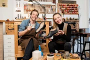 Schuhe tragen wir jeden Tag. Aber wie werden sie hergestellt? Das checkt Tobi mit Schuhmacherin Lu.