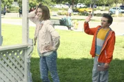 Sue (Eden Sher, l.); Brick (Atticus Shaffer, r.)