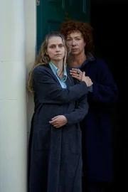 l-r: Teresa Palmer als Diana Bishop und Alex Kingston als Sarah Bishop