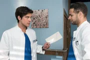 ARD PROGRAMMDIREKTION, IN ALLER FREUNDSCHAFT - DIE JUNGEN ÄRZTE, neue Vorabend-Weekly mit 42, Folgen 16 "Der Richtige", am Donnerstag (28.05.15) um 18.50 Uhr im Ersten. Nachdem Ben Ahlbeck (Philipp Danne, l.) während einer OP einen schweren Fehler gemacht hat, überreicht er Dr. Moreau (Mike Adler, r.) seine Kündigung.