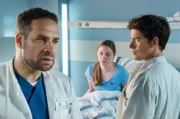 Dr. Matteo Moreau (Mike Adler, l.) ist mit Bens (Philipp Danne, r.) Verhalten vor der Patientin Sarah Hahn (Mathilde Bundschuh, M.) nicht einverstanden.