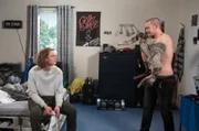 Anton (Jean-Luc Caputo, r.) erfährt erschrocken, dass Pit (Gareth McGregor, l.) womöglich für einen Job aus Lüneburg wegziehen wird.
