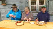 Elisabeth Wurm mit ihrem Mann Sepp Senior und ihrem Sohn Sepp Junior. Ganz erschöpft aber glücklich nach dem 3 stündigen Almauftrieb.