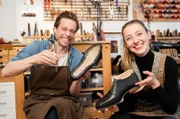 Checker Tobi und Schuhmacherin Luisa präsentieren die selbstgebauten Schuhe in der Schuhwerkstatt. Weiteres Bildmaterial finden Sie unter www.br-foto.de.