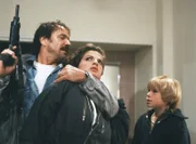 Schimanski (Götz George, l), der in einem Entführungsfall auf eigene Faust ermittelt, hat den kleinen Simon (Reiner Matschurat, r) gefunden. Dessen Bewacherin Sheila (Nicole Ansari, M) hat er bereits fest im Griff. Nun gilt es, ihre Komplizen zu überrumpeln.