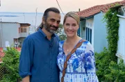In Thessaloniki erkundet Judith Rakers (r) mit Schauspieler Hermes Hodolides ("Lindenstraße") die Seele seiner Heimatstadt.