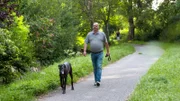 Christian Gutmair und seine 8 Jahre alte Dogge. Grischperl hat Schmerzen und lahmt.